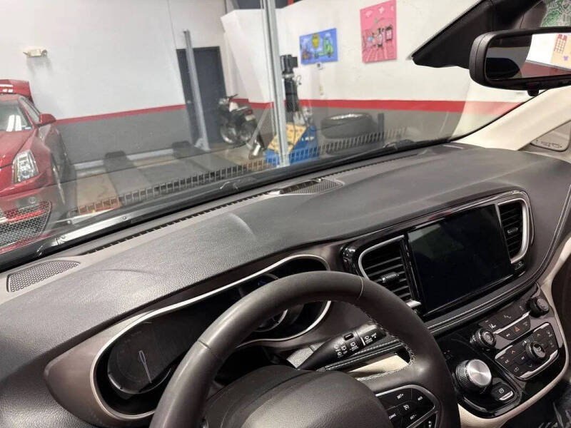 2024 Chrysler Pacifica Plug-In Hybrid Select