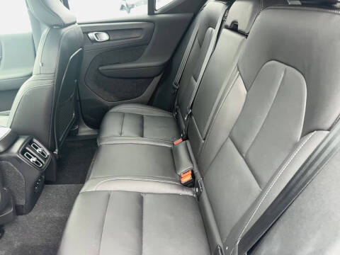 2024 Volvo XC40 B5 Plus Dark Theme