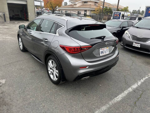 2017 Infiniti QX30 Premium