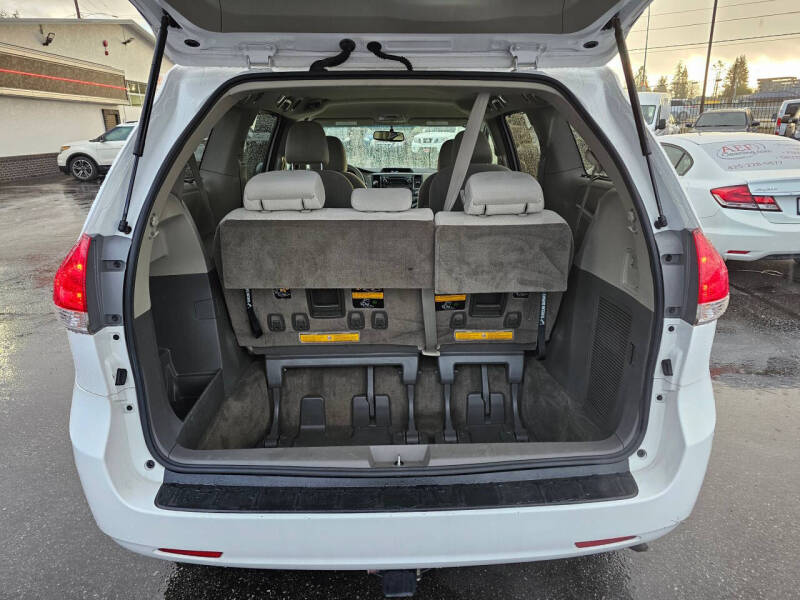 2012 Toyota Sienna LE 7-Passenger