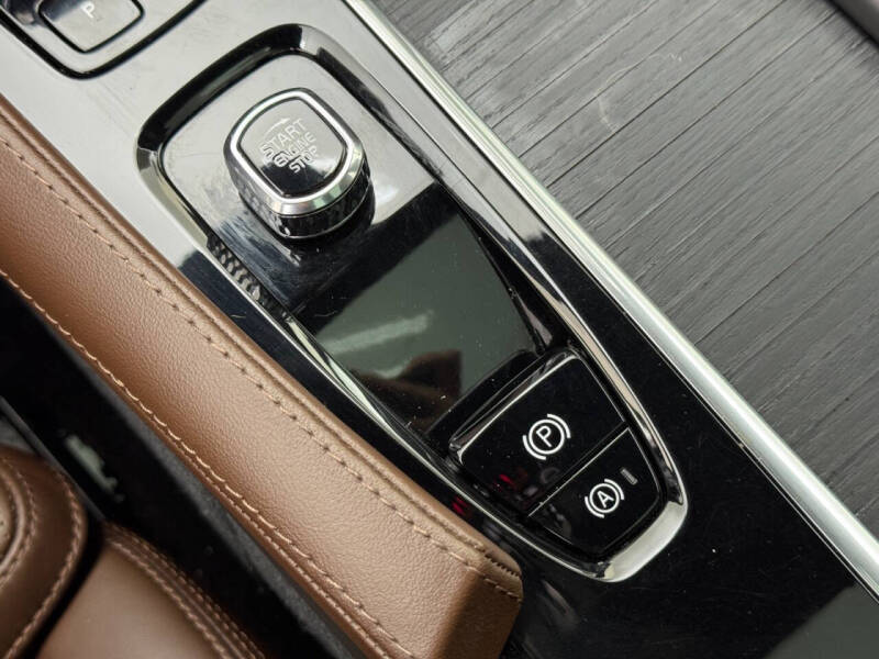 2023 Volvo XC90 Recharge T8 Ultimate Dark Theme