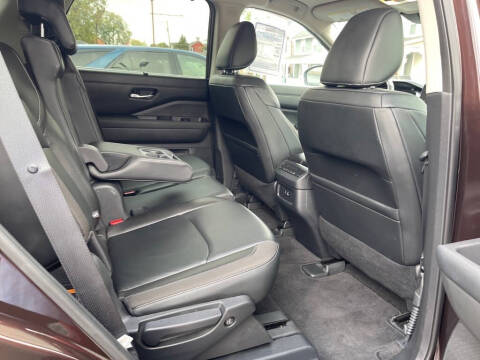 2022 Nissan Pathfinder SL