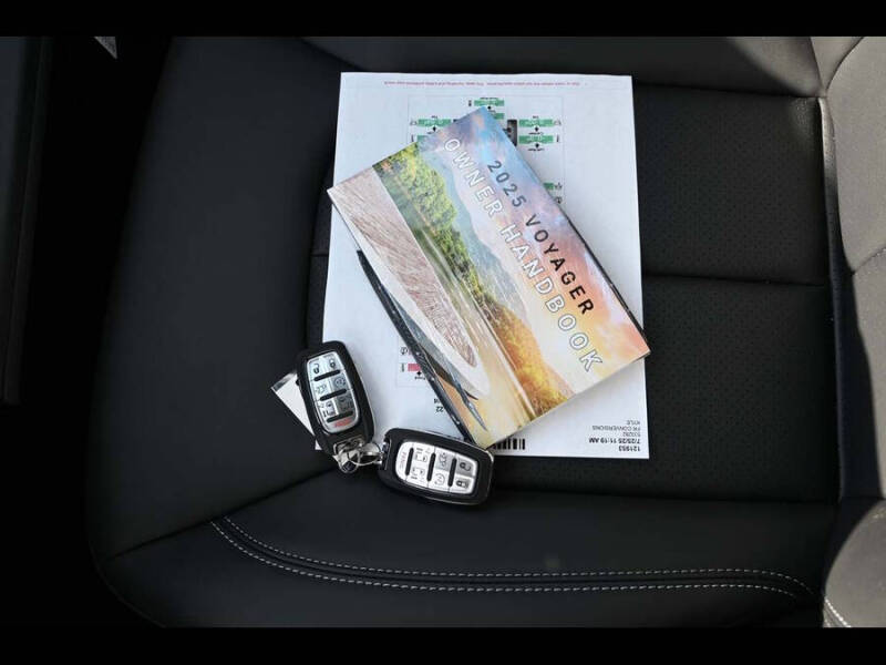 2025 Chrysler Voyager LX