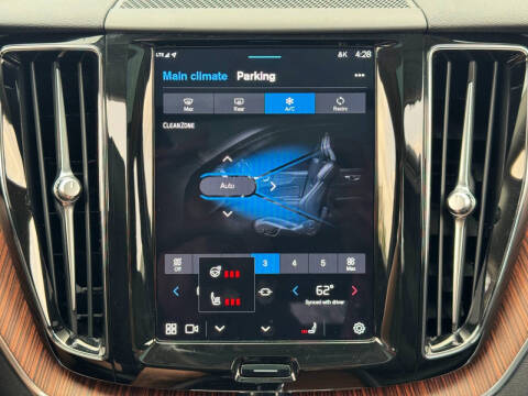 2024 Volvo XC60 B5 Plus Dark Theme