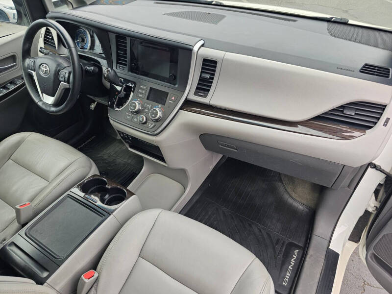 2017 Toyota Sienna XLE Premium 8-Passenger