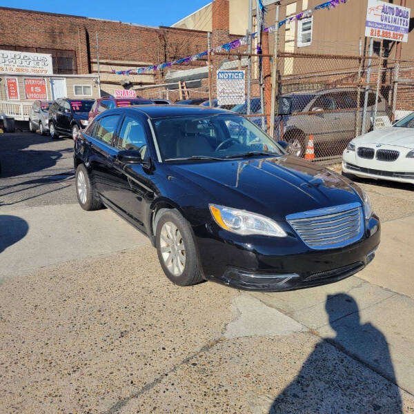 2013 Chrysler 200 Touring photo 2