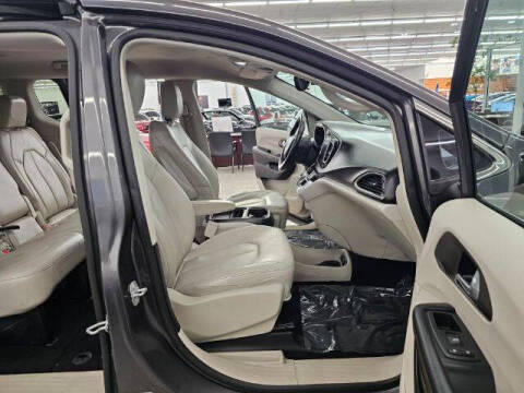 2017 Chrysler Pacifica Touring-L