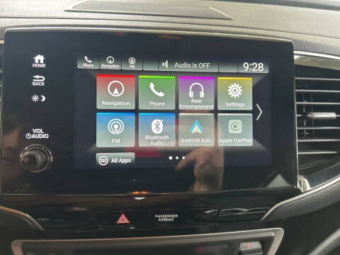 2019 Honda Pilot Touring w/Rear Captain's Chairs