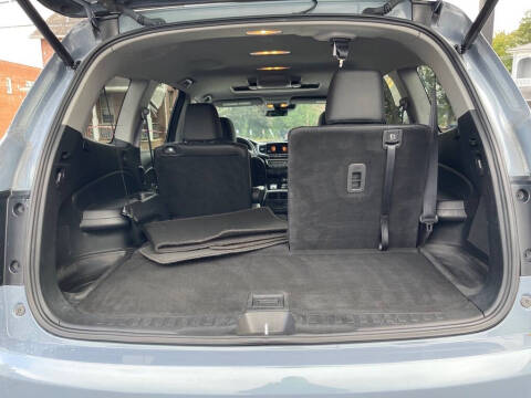 2022 Honda Pilot Touring w/Rear Captain's Chairs