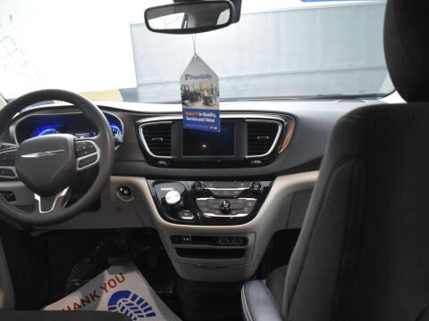 2023 Chrysler Voyager LX