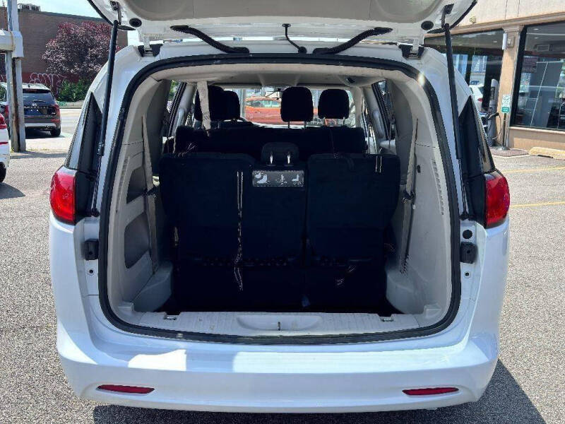 2020 Chrysler Voyager L