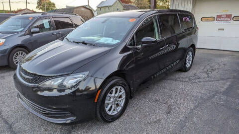 2018 Chrysler Pacifica for sale at Kidron Kars INC in Orrville OH