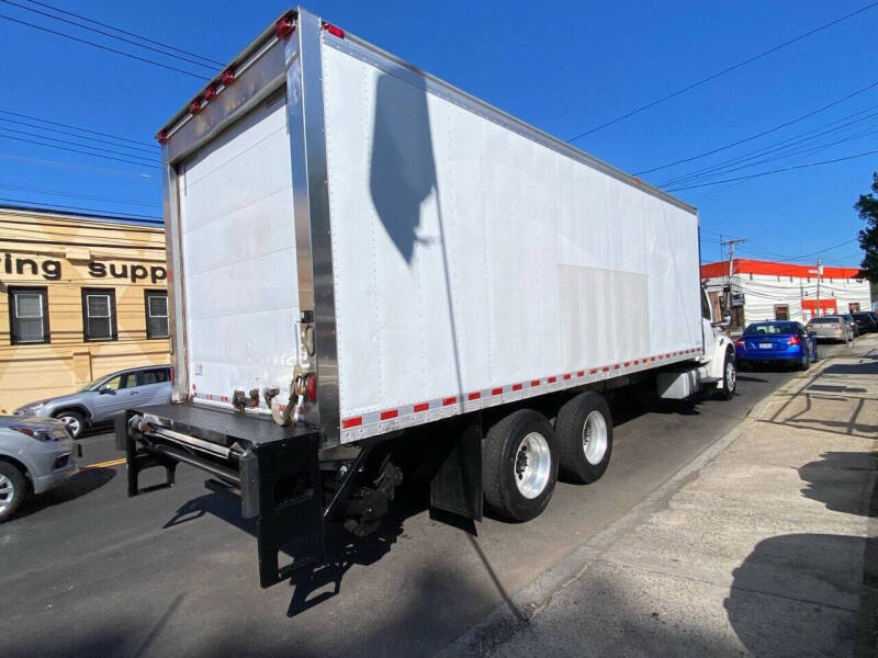 2005 Freightliner M2 106