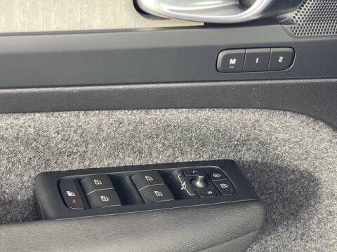 2024 Volvo XC40 B5 Plus Bright Theme