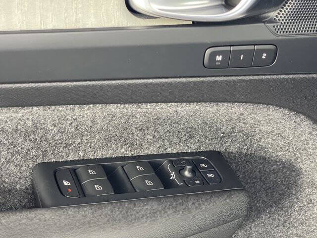 2024 Volvo XC40 B5 Plus Bright Theme