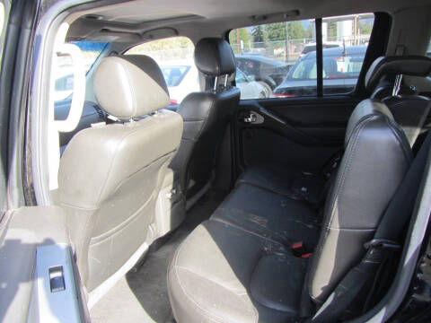 2005 Nissan Pathfinder LE