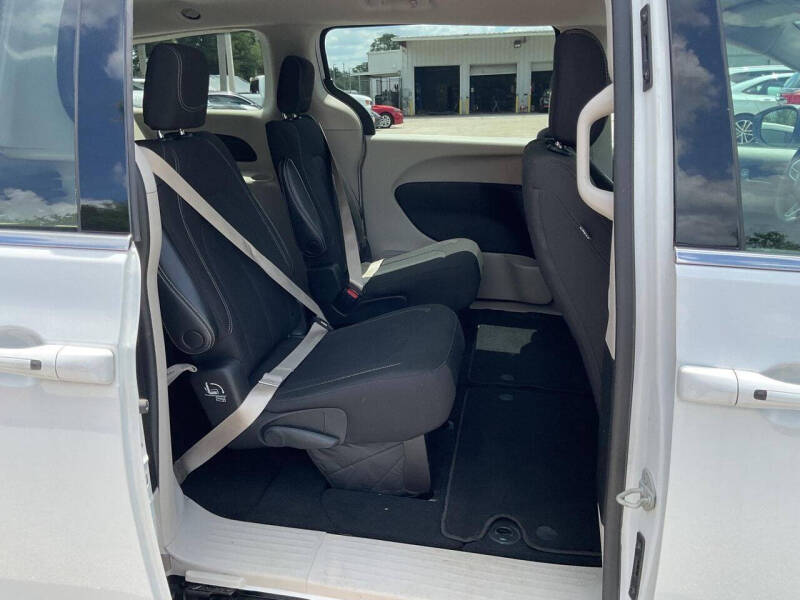 2023 Chrysler Voyager LX
