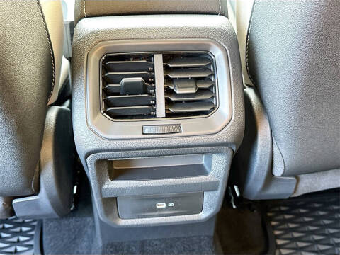 2025 Volkswagen Taos SE 4Motion