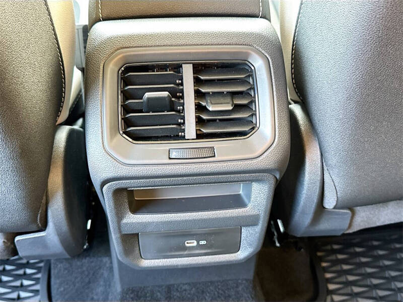 2025 Volkswagen Taos SE 4Motion