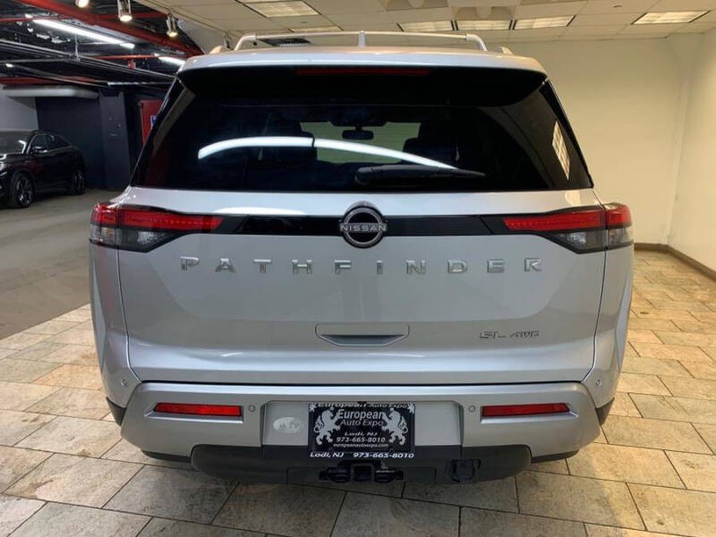 2022 Nissan Pathfinder SL