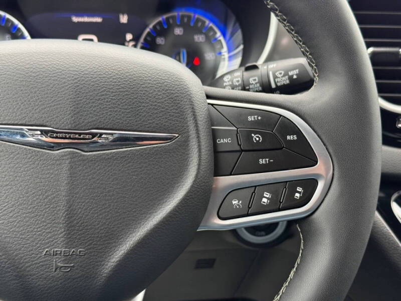 2025 Chrysler Pacifica Select
