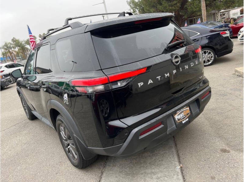 2022 Nissan Pathfinder SV