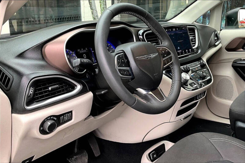 2022 Chrysler Voyager LX
