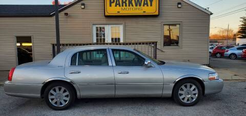 2003 Lincoln Town Car for sale at Parkway Motors in Springfield IL