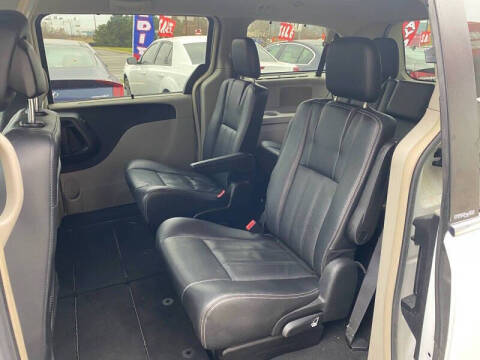 2014 Chrysler Town and Country Touring-L