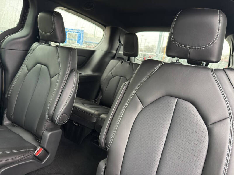 2026 Chrysler Pacifica Select