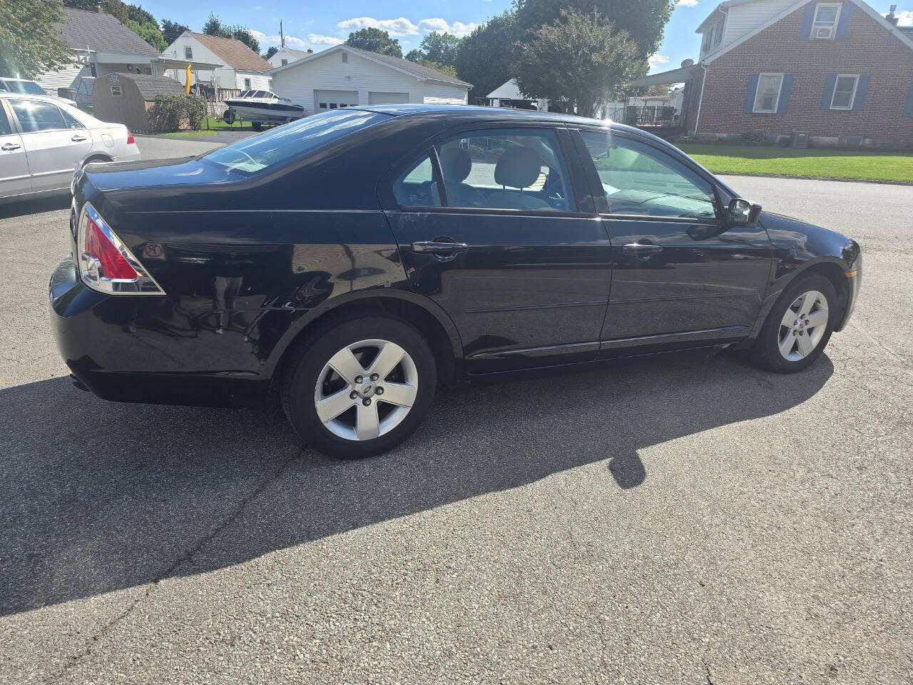 2006 Ford Fusion for sale at QUEENSGATE AUTO SALES in York, PA