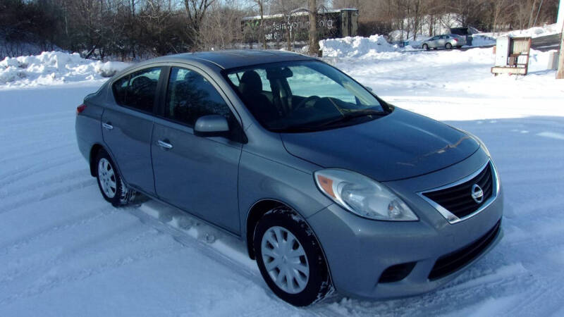 2012 Nissan Versa SV's photo