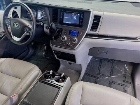 2017 Toyota Sienna XLE 7-Passenger Auto Access Seat