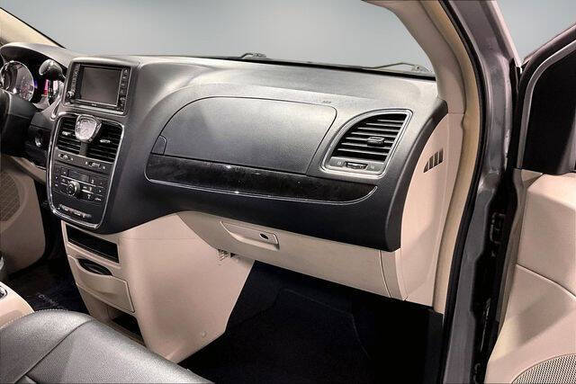 2016 Chrysler Town and Country Touring