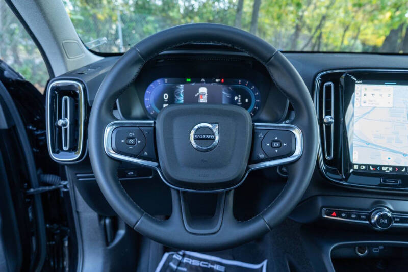 2024 Volvo XC40 B5 Ultimate Dark Theme