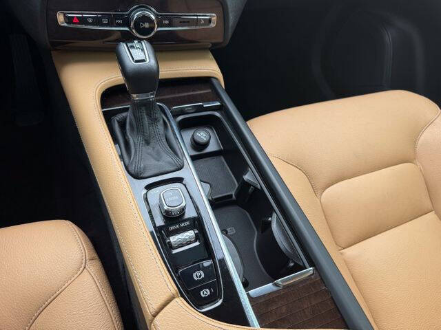 2016 Volvo XC90 T6 Momentum