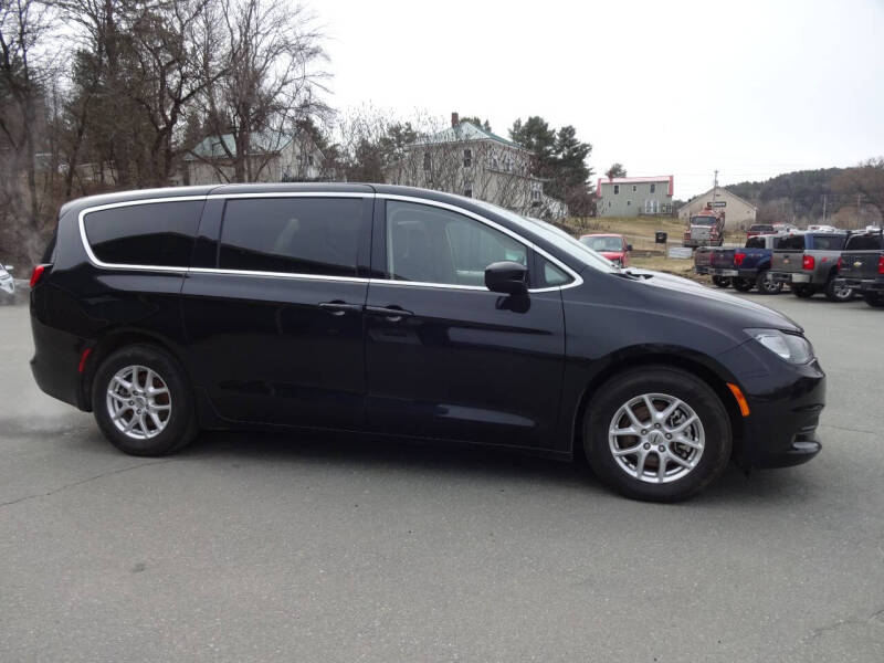 2022 Chrysler Voyager LX