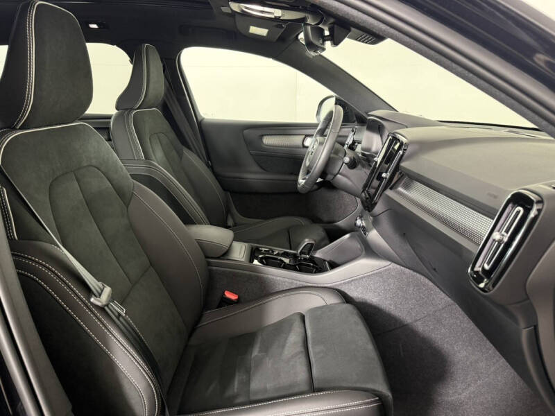 2024 Volvo XC40 B5 Plus Dark Theme