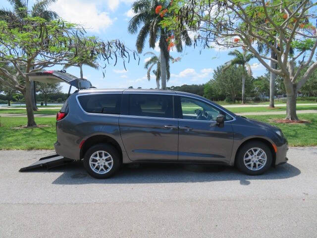 2022 Chrysler Voyager LX