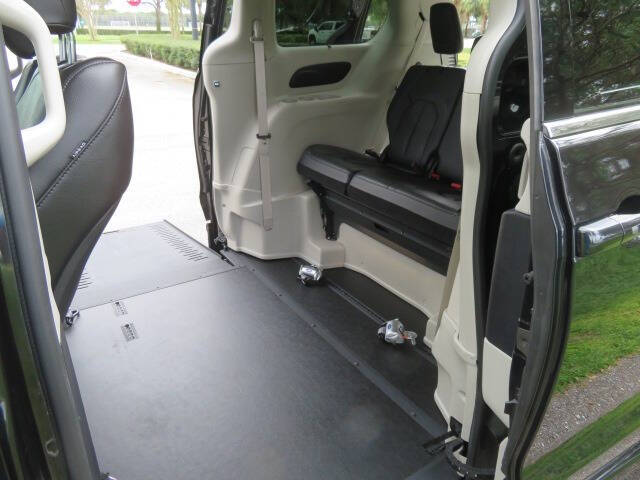 2022 Chrysler Pacifica Touring L