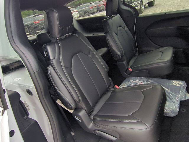 2026 Chrysler Voyager LX