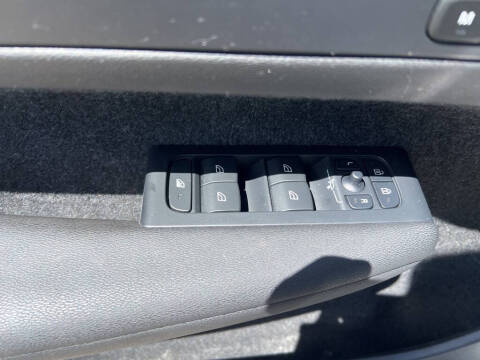 2023 Volvo XC40 B5 Plus Dark Theme