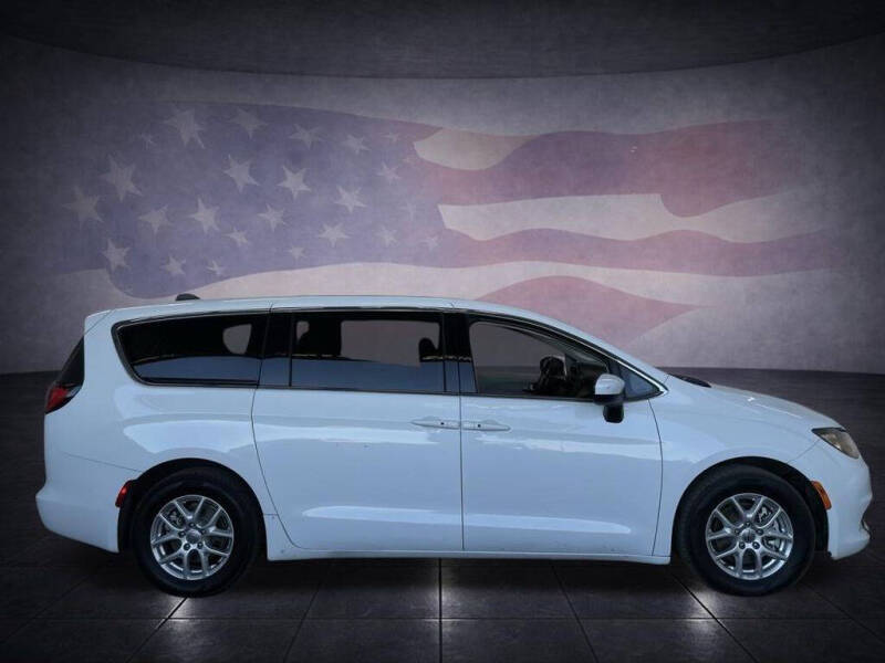 2022 Chrysler Voyager LX