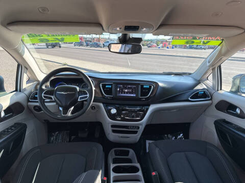 2023 Chrysler Voyager LX
