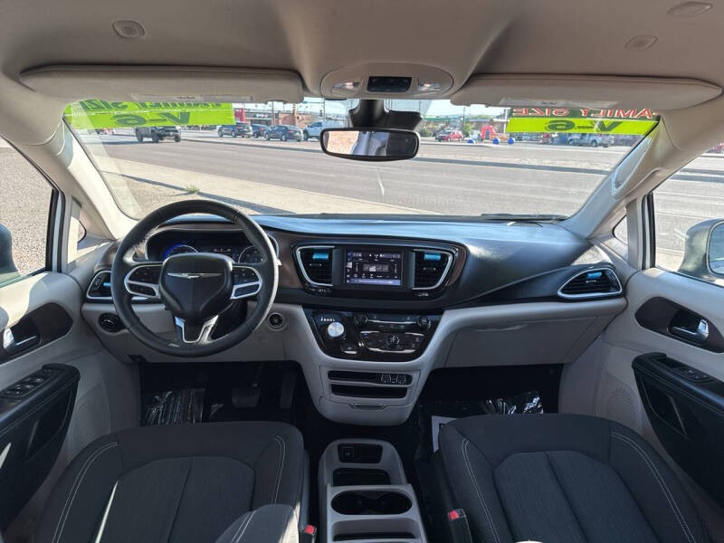 2023 Chrysler Voyager LX