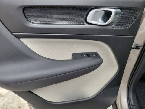 2024 Volvo XC40 B5 Plus Bright Theme