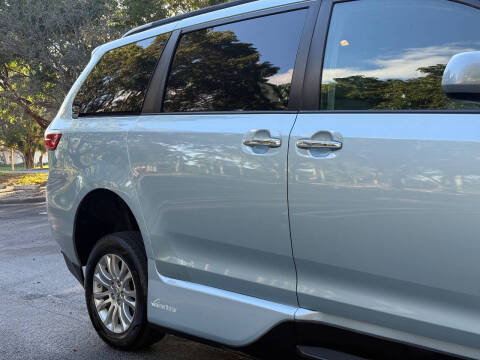 2016 Toyota Sienna XLE 7-Passenger Auto Access Seat