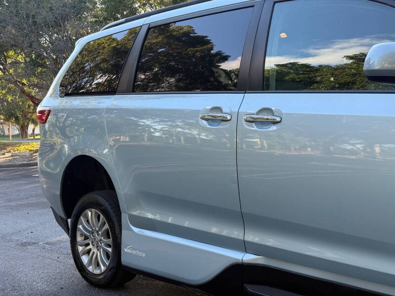 2016 Toyota Sienna XLE 7-Passenger Auto Access Seat