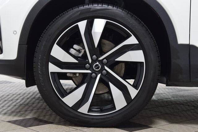 2025 Volvo XC40 B5 Plus Dark Theme