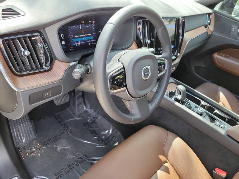 2024 Volvo XC60 B5 Plus Dark Theme